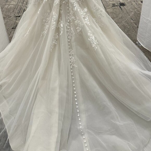 Unworn, Unaltered A-line Wedding Dress, Size 8 - Picture 5 of 7